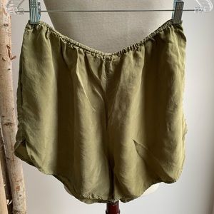 OZMA Mae Shorts in Avocado Green / L